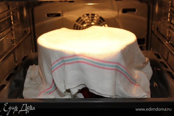 Отправить в теплое место на 1,5 часа, накрыв полотенцем смоченным в горячей воде (полотенце, разумеется отжать).
