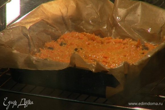 Выложить тесто в форму, разровнять и выпекать в разогретой духовке около часа.