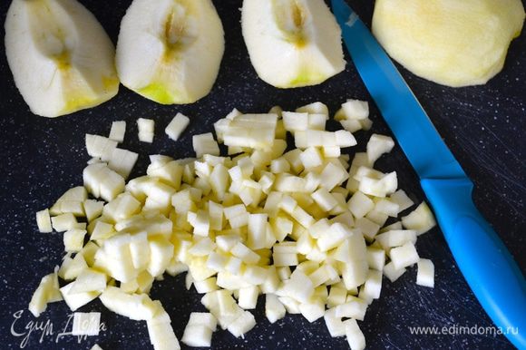 Яблоки очистить от кожуры, разрезать, удалить сердцевинку и тоже нарезать мелкими кубиками.