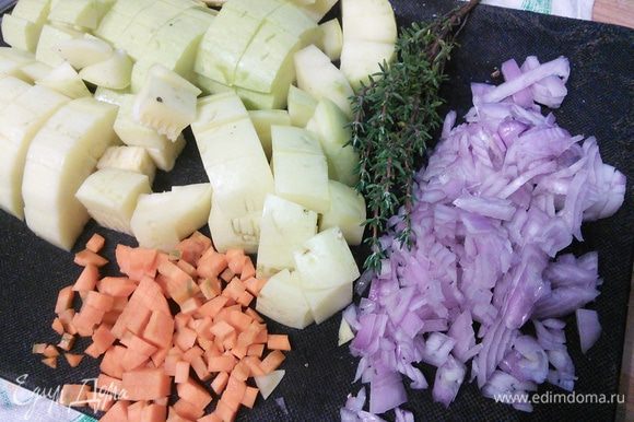 Шалот, морковь и кабачок нарежем кубиком (кабачок более крупным кубиком), разогреем оливковое масло на сковороде.