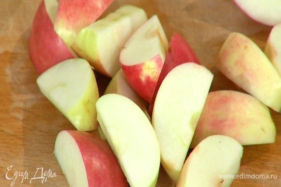 Яблоки, удалив сердцевину, нарезать крупными дольками.