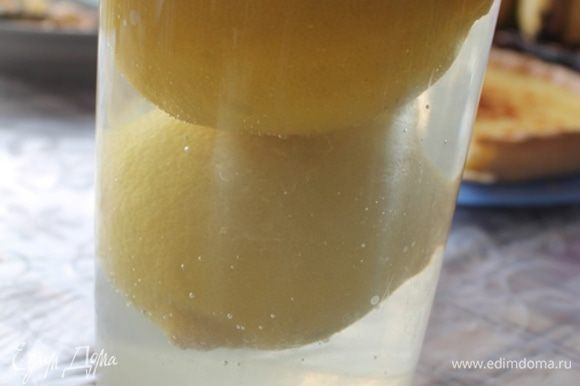 Лимоны залить кипятком и оставить на три минуты. Духовку включить на 180 градусов. Муку просеять в чашку.