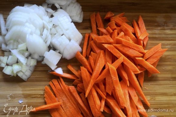Очистить лук и морковь, сполоснуть в прохладной воде. Для плова лук мелко нарезать, морковь нарезать тонкой соломкой.