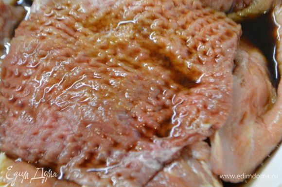 Замариновать мясо в смеси соевого соуса и смеси 5 перцев на 2 часа.