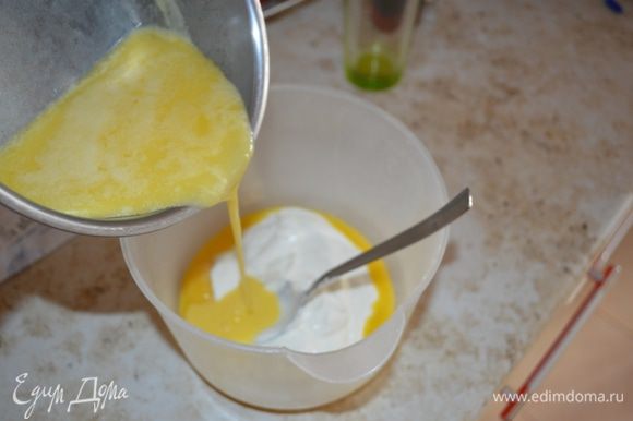 Отделяем желтки от белков. Белки в холодильник, а желтки смешиваем с солью, сахаром. Добавляем сметану и растопленное масло. Добавляем муку и все вымешиваем
