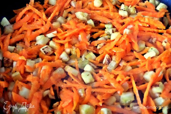 Обжарить слегка кабачок с морковью.