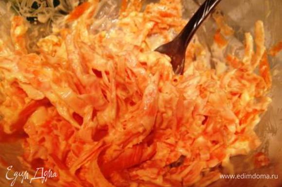 Морковь натереть на терке и смешать с выдавленным чесноком и майонезом. (Это уже сам по себе вкусный салат).