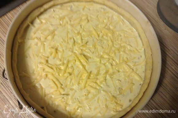 Вылить в форму заливку и присыпать оставшимся сыром. Выпекать при 180С 35-40 минут до золотистого верха.