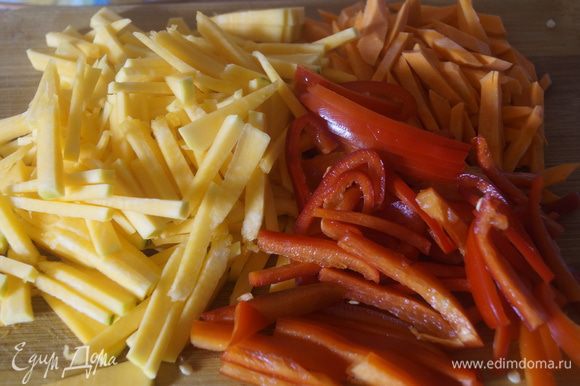 Морковь, тыкву и болгарский перец нужно нарезать тонкой соломкой.