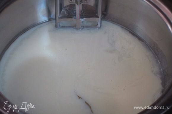 235 г сахара, воду, сгущённое молоко нагреть до 120 С, постоянно помешивая.