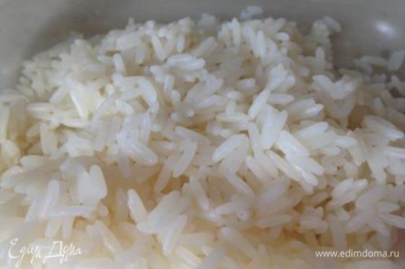 Отварить рис в подсоленной воде, промыть холодной водой.