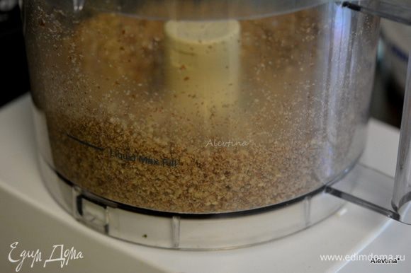 Разогреть духовку до 180 гр. Пекан измельчить в кухонном процессоре.