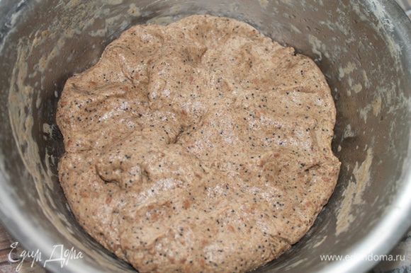 В итоге тесто должно получиться тяжелым, густым и немного липким. Оно обязательно должно быть влажноватым, если это не так, добавьте немного воды.