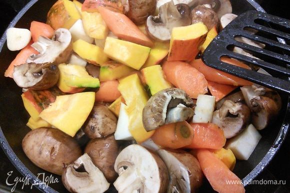 Разогреть в большой сковороде топлёное масло и обжарить овощи до лёгкого золотистого цвета.
