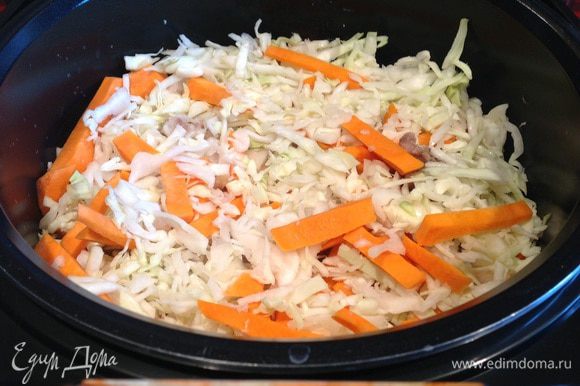 Cверху выложите морковь и капусту, закройте и готовьте до окончания программы.