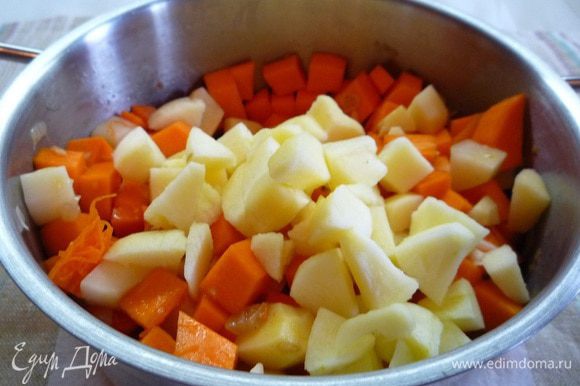 Добавляем к моркови тыкву, картофель и перчик, перемешиваем, затем добавляем яблоко и заливаем кипятком так, чтобы вода еле покрывала наши овощи. Закрываем крышкой и тушим 30 минут.