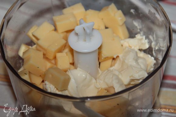 В чашу блендера отправляем мягкий сыр, нарезанный кубиком сыр Гауда и сметану.