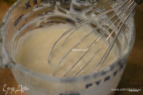 Приготовим глазурь: сливочный сыр комнатной температуры, сахар на свой вкус можно убавить. Молоко прибавить, если желаете глазурь жидкую или убавить, если любите глазурь погуще.