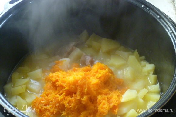 Добавить обжаренные морковь и тыкву, перемешать и тушить на режиме Тушение 1 час.