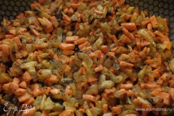 Для начинки обжарить мелко нарезанные сосиски и грибы с луком. Посолить, поперчить и немного охладить.
