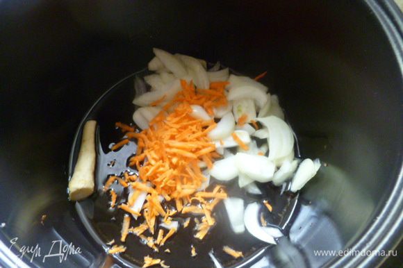 Затем я почистила овощи. Лук крупно нарезала, морковь натерла на терке, пастернак оставила целиком. На дно чаши мультиварки налила немного растительного масла и выложила овощи.