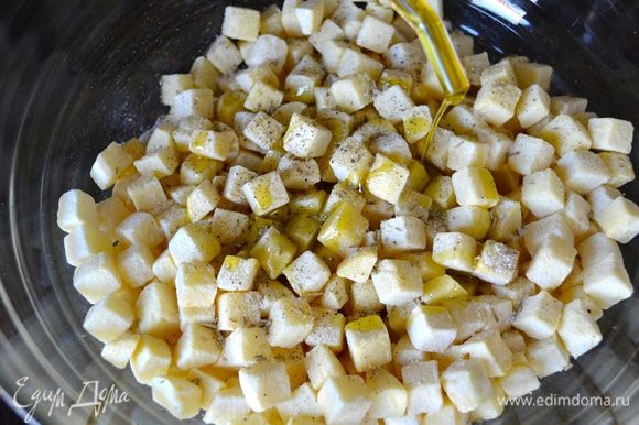 Картофель очистить и нарезать одинаковыми небольшими кубиками. Выложить в миску, положить специи (по вкусу), посолить, поперчить и сбрызнуть маслом.