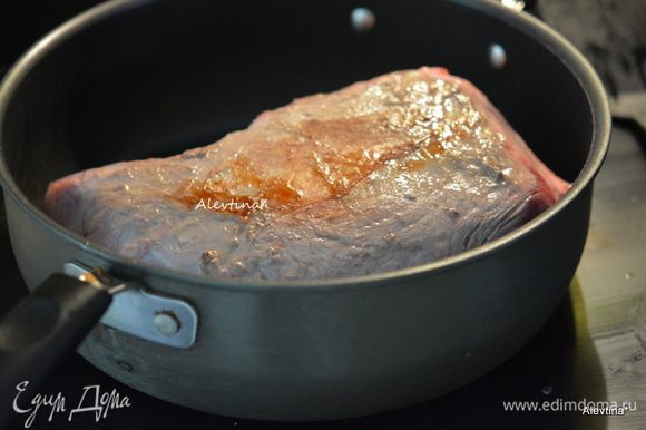 Разогреть на сковороде оливковое масло 1 ст.л., выложить говядину куском на сковороду и обжаривать со всех сторон.