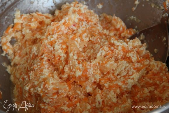 К смеси добавляем измельченные морковь и яблоки, ванильный сахар и тщательно перемешиваем.