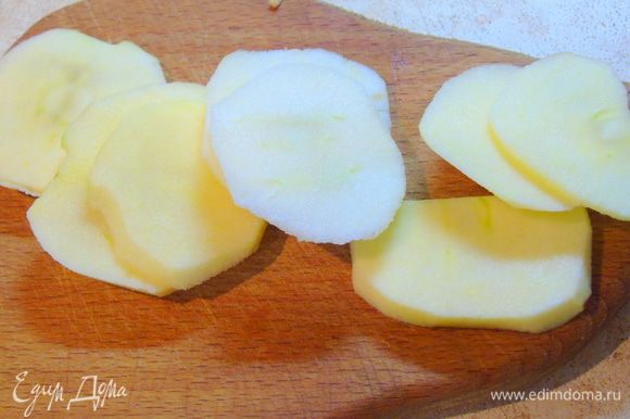 Яблоки также очистите от кожуры, удалите сердцевину и нарежьте кружками. Сбрызните лимонным соком.