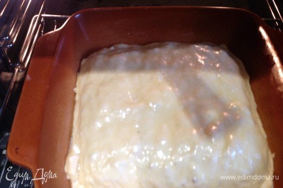 Растопите оставшиеся сливочное масло и смажьте им пирог. Готовьте в духовке 45-50 минут.