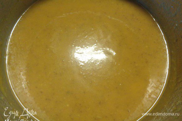 Готовый суп отставляем с плиты и погружным блендером пюрируем его.