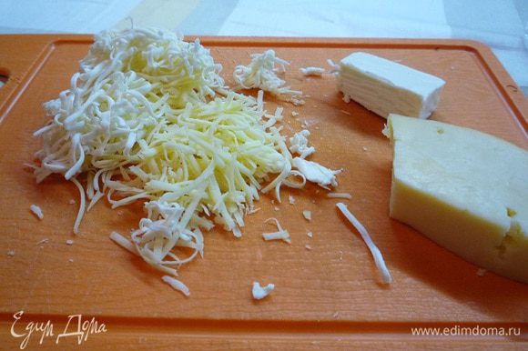 Сыр натереть на мелкой терке (я взяла кусочек твердого сыра и половинку плавленного сырка), добавить яйцо, панировочные сухари, посолить по вкусу. В зависимости от того, какие сухарики вы будете использовать для сырных шариков — ржаные или из белого хлеба, будет изменяться и привкус супа.