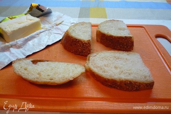 Хлеб нарезать ломтиками, смазать сверху сливочным маслом.