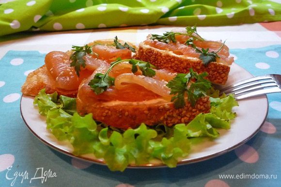 На тарелку положить листья салата, уложить сверху бутерброды, украсить зеленью и подавать к столу! Приятного аппетита!