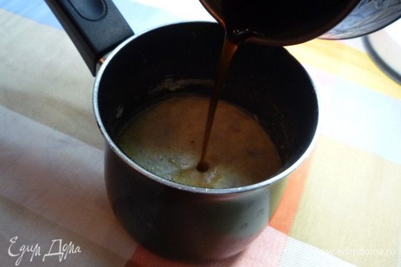 Вливаем горячий кофе, перемешиваем, убираем корицу и разливаем кофе по чашкам.