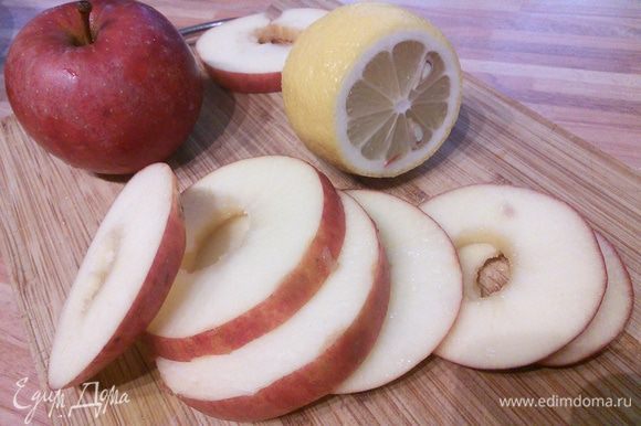 У яблок вырежьте сердцевинку, это очень удобно сделать ножом для чистки морковки.