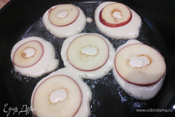 Жарьте блинчики на разогретом масле при среднем нагреве. Выкладывайте ломтики яблок, немного вдавливая их в тесто.