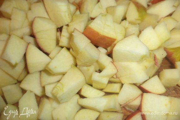 Репчатую луковицу нарезать полукольцами. Яблоко, удалив сердцевину, нарезать ломтиками и сбрызнуть лимонным соком.