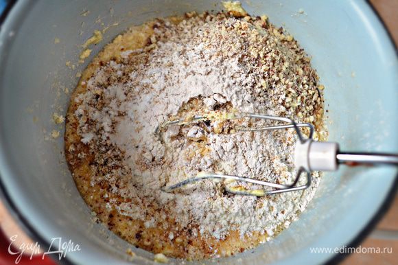 Для тыквенного теста масло также разотрите с сахаром, добавьте мёд и и яйца. Добавьте орехи, муку и тщательно перемешайте.