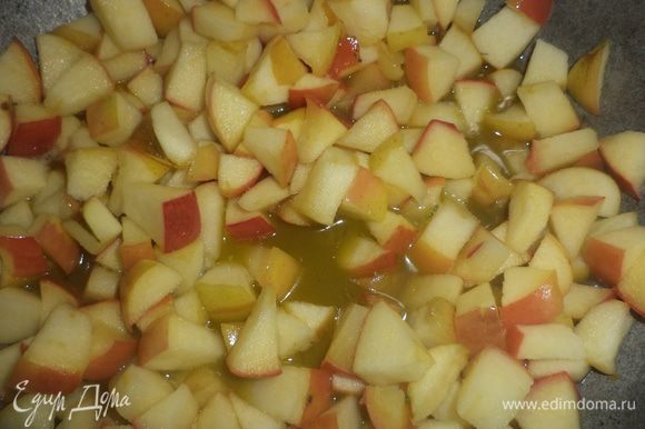 На сковороде растопить сливочное масло, выложить нарезанные яблоки, добавить сахар и обжаривать яблоки 5 минут.