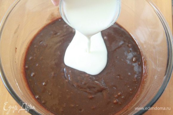 В шоколадное тесто добавить 1/2 стакана пахты (я заменила на 1% кефир).
