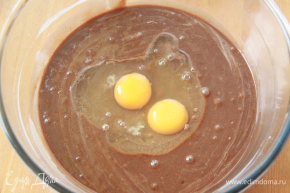 В тесто добавить яйца, соду и ванильный экстракт (у меня домашний).