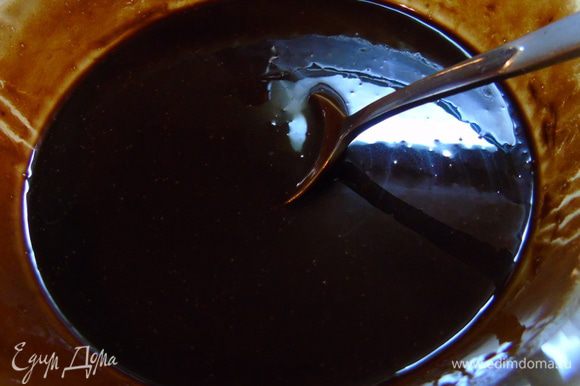 В масло добавьте поломанный шоколад и мешайте до полного растворения шоколада.