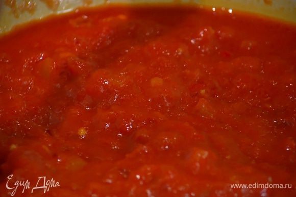 Приготовить соус: разогреть в сковороде оливковое масло, выложить лук, чеснок, чили и томатную пасту, перемешать и обжаривать все 3–4 минуты. Добавить помидоры, посолить, еще раз перемешать и прогревать на среднем огне, пока соус не загустеет.