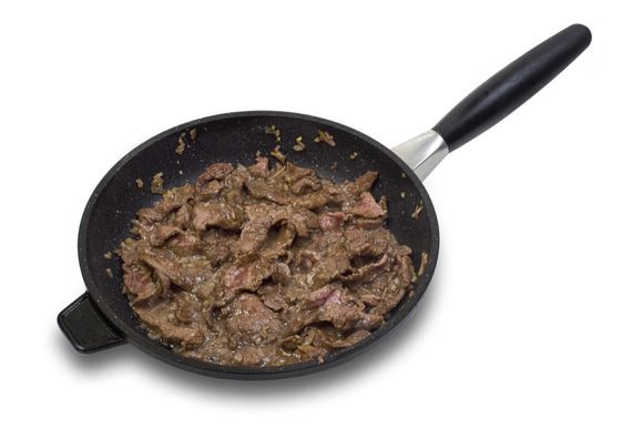 В отдельной, предварительно разогретой, сковороде в течении 5 минут обжарить мясо.