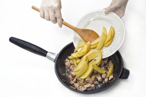 Очищенный картофель нарезать дольками и выложить в сковороду с луком и мясом. Жарить под крышкой до полной готовности, периодически помешивая.