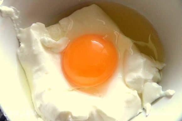 В пачку творога (сегодня пастообразный, но можно любой) вбиваем яйцо+сахар по вкусу и ваниль.