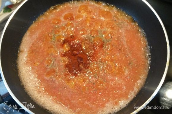 Добавляем томатный соус к луку. Добавляем тимьян, парику, соль. Выпариваем соус до нужной консистенции.