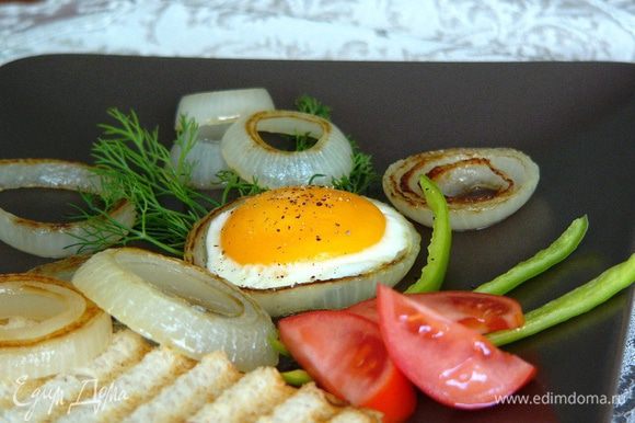 Сразу подавать яйцо на стол, вместе с луковыми кольцами, а также зеленью, свежими помидорами и горячим тостом! Приятного аппетита и бодрости на весь день!