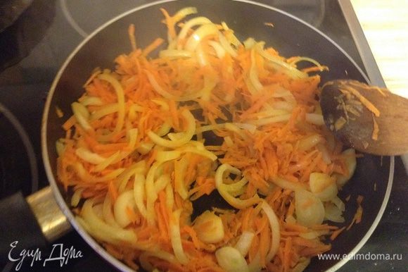 Для соуса лук порезать полукольцами, морковь натереть на крупной терке, немного обжарить.